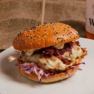 Burger z szarpaną wieprzowiną w sosie BBQ + Frytki