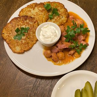 Placki ziemniaczane z gulaszem