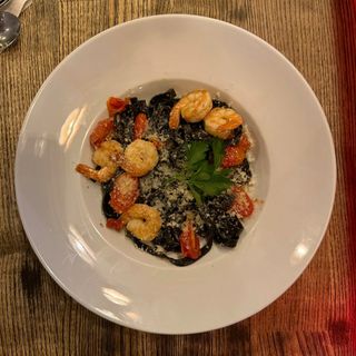 Czarne tagliatelle z krewetkami 