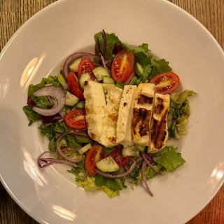 Sałatka z grillowanym halloumi
