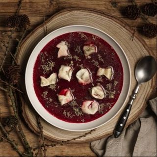 Barszcz czerwony - uszka z nadzieniem mięsnym