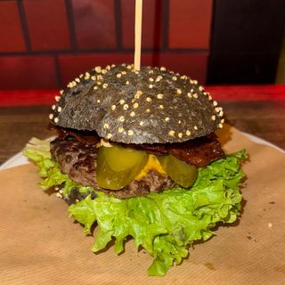 Burger wołowy (100% mięso wołowe Angus) + Frytki