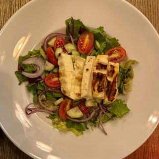 Sałatka z grillowanym halloumi