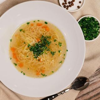 Rosół z trzech mięs z tortellini 