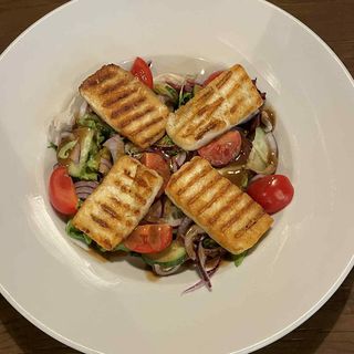 Sałatka z grillowanym halloumi 