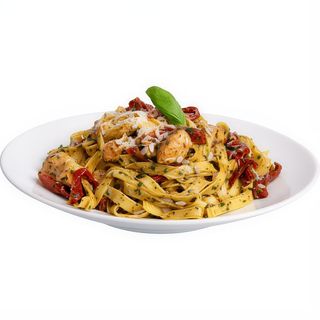 Makaron tagliatelle z kurczakiem suszonymi pomidorami i pesto