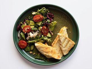 Jajecznica z sałatką