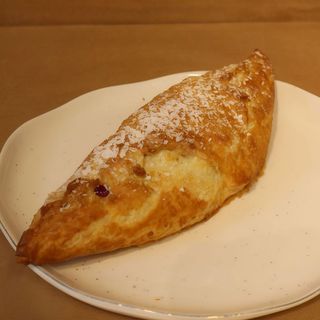 Bułka w cieście francuskim serek, czarna porzeczka