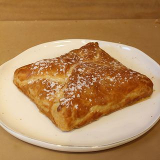 Bułka w cieście francuskim banan, czekolada 