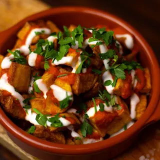 Patatas bravas z sosem serowym i boczkiem