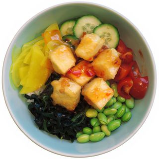 Wege Poke Bowl z tofu w tempurze