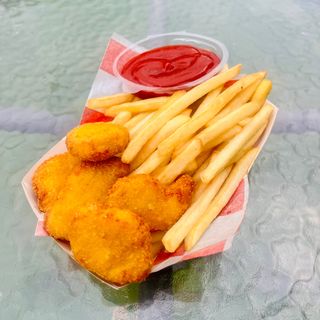 Chicken nuggets  frytki ketchup 