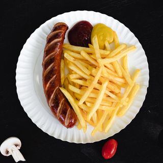 Kiełbasa z grilla+frytki.