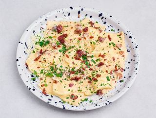 Carbonara z pancettą oraz chipsem z szynki parmeńskiej