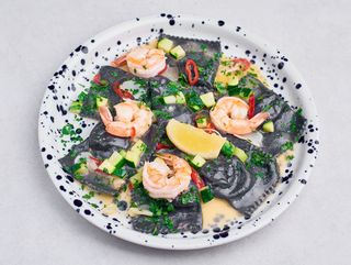 Czarne Ravioli z cytrynowym dorszem w sosie maślano-winnym z krewetkami 