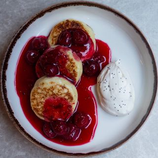 Syrniki twarogowe z śmietaną i konfiturą wiśniową 