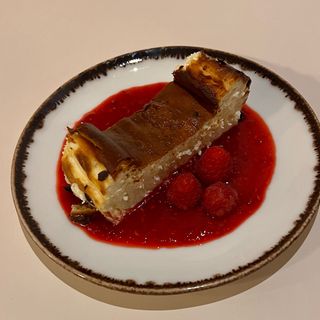 Sernik z musem malinowym