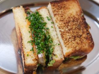 Kanapka "Must have" z kurczakiem i krewetkami