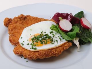 Schnitzel z kurczaka z zieloną sałatką