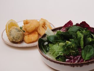 Zielona sałatka z tempurą z owoców morza