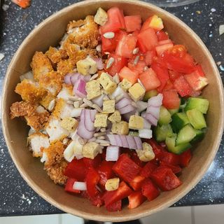 Sałatka z kurczakiem i warzywami 