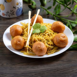 35. Kurczak w cieście kokosowym, surówka