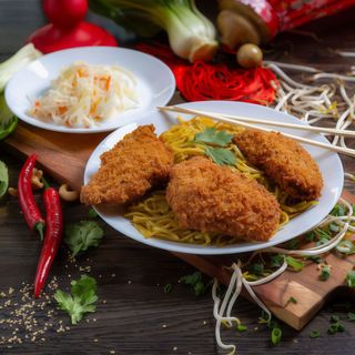 68. Filet z ryby serwowany z surówką