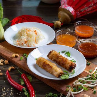 22. Sajgonki z mięsem 2szt, makaron, sos