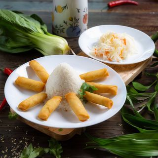 7. Sajgonki 8szt. z surówką i białym ryżem