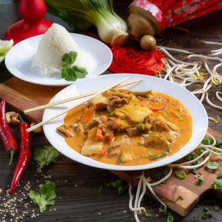 54. Wieprzowina curry z mlekiem kokosowym i tajskimi warzywami