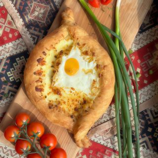 Chaczapuri adżarskie jajko-ser