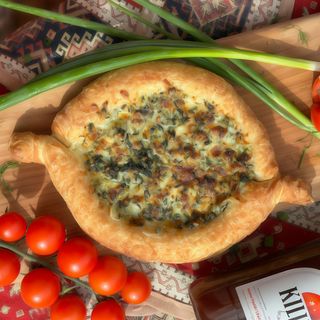 Chaczapuri adżarskie ze szpinakiem i serem