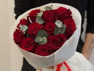 Czerwona róża 50 cm vs eukaliptus