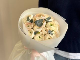 Ranunculus Hanoi vs eucaliptus