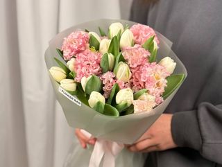 Tulip White vs Eustoma Pink