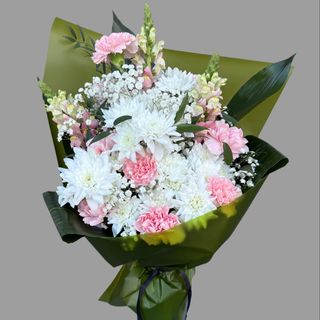 Bukiet na ostatnie pożegnanie w biało-różowych kolorach