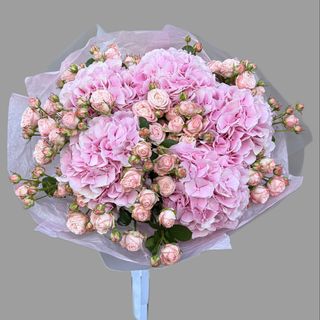 Bukiet róż gałązkowych z hortensjami