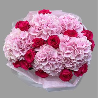 Bukiet hortensji z różami