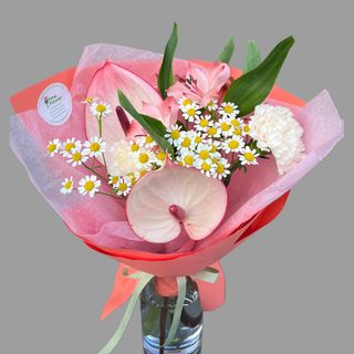 Bukiet kwiatów z anturium i rumiankiem