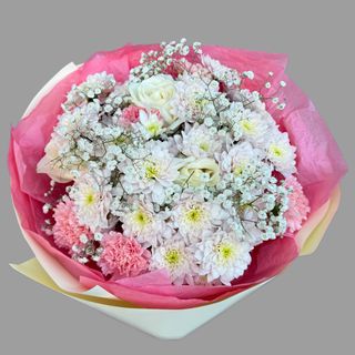 Bukiet z margaretką, gipsówką i goździkami