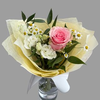 Bukiet kwiatów z różyczką
