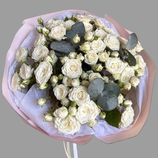 Bukiet białej gałązkowej róży