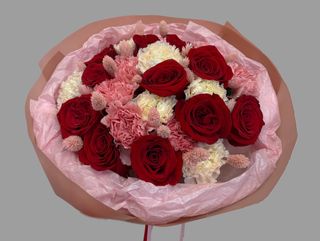 Bukiet czerwonych róż z goździkami