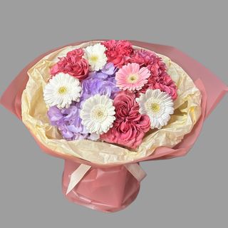 Bukiet kwiatów z fioletową hortensją i różami piwoniowymi