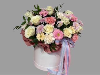 Duże pudełko kwiatow z białymi rożami