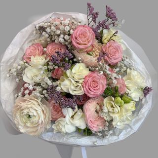 Bukiet kwiatów z frezjami