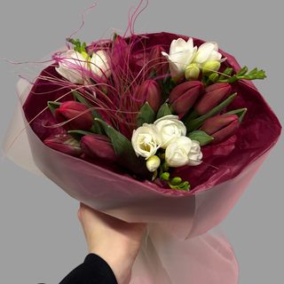 Bukiet tulipanów z frezjami