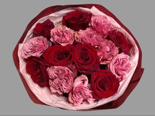 Mix czerwonych i piwoniowych róż