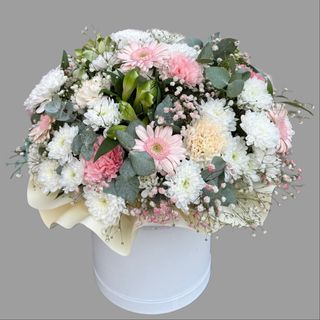 Ogromne pudełko kwiatów mieszanych