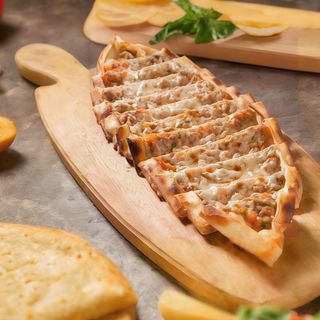 Pide z mozzarellą i kostkami mięsa